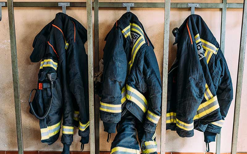 Standard passer på brandfolket, mens de passer på samfundet