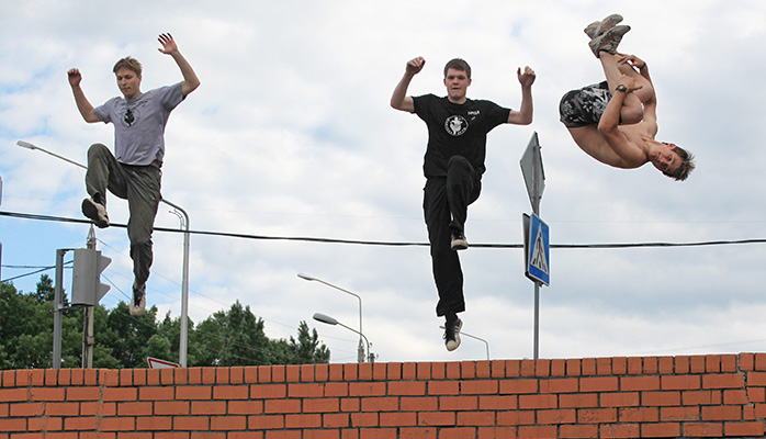 Udfordrende baner til parkour kan stadig være sikre