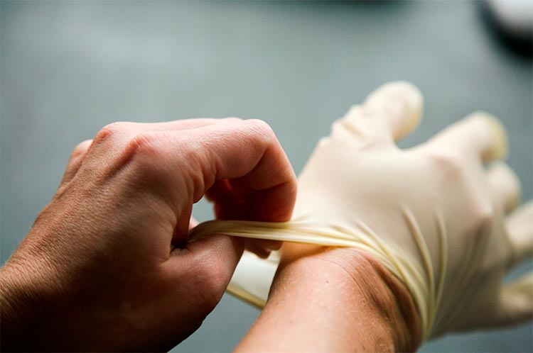 Gør dit indkøb af medicinske handsker lettere med standarder