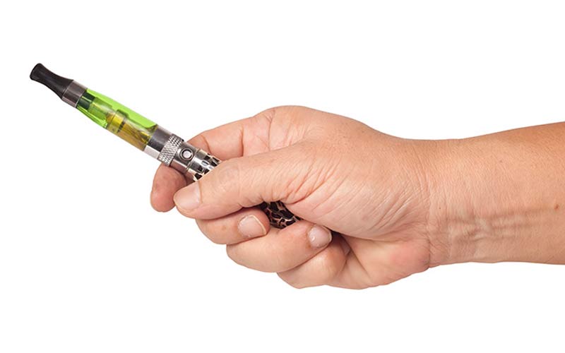 Ny standard for børnesikring af e-cigaretter skal gøre op med forgiftningsulykker Ny standard for børnesikring af e-cigaretter skal gøre op med forgiftningsulykker